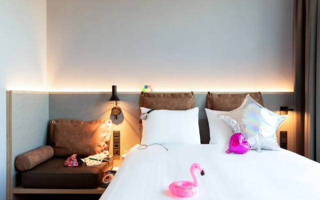 Moxy the Hague