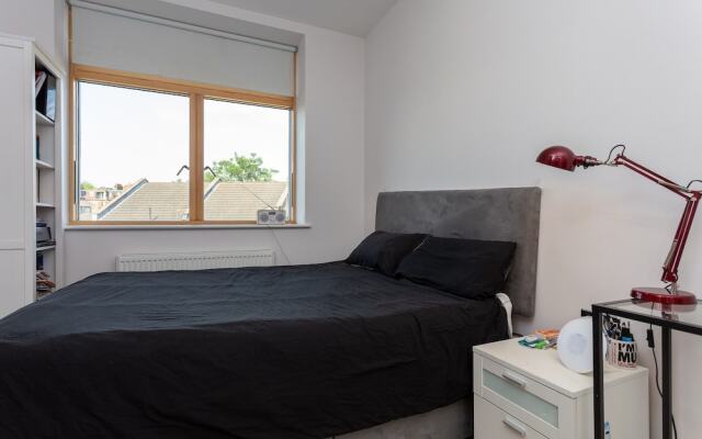 2 Bedroom Apartment in West Hampstead With Balcony