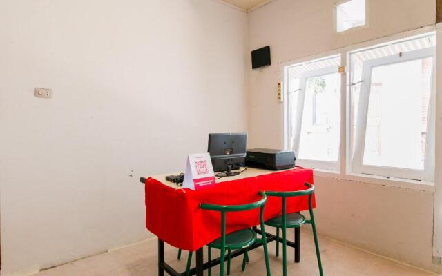 Capital O 1898 Louise Place