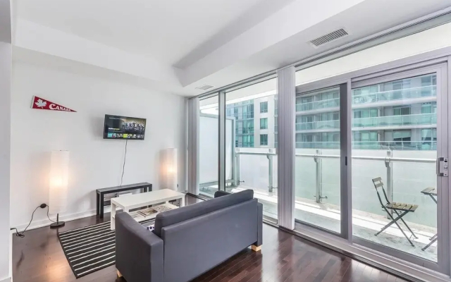 CN Tower & Lake View, Luxury Condo in Downtown