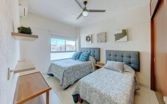 Beautiful Condo With Pool and Close to the Beach