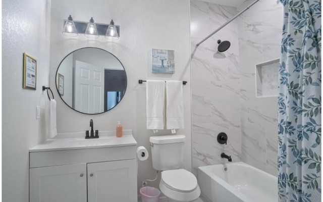 Vibrant 4br/3ba Oasis Near Happy Downtown!
