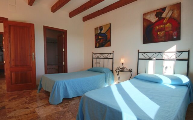 Private 4-bedroom Villa w/ Pool, Summer Kitchen & Expansive Living Space