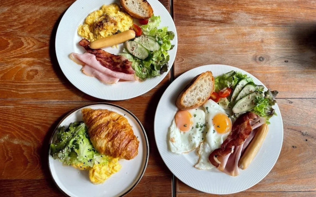 SUNKISS pool.bed.cafe