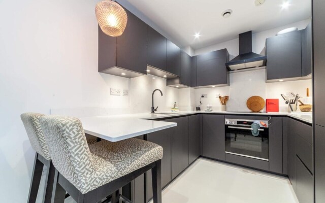 Beautiful Modern Apartment Centrally Located