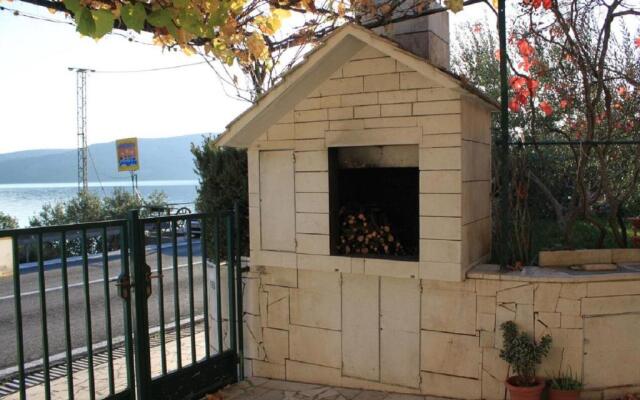 Apartment Kira - 20m from beach