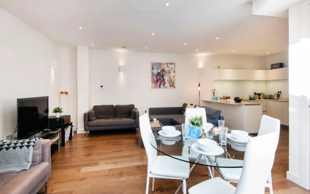 Vibrant 2BR Retreat in Baker Street