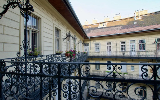 Standard Apartment by Hi5 - Nyugati square