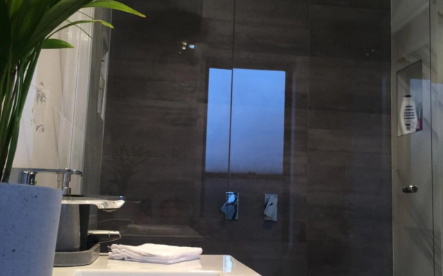 Executive Villa, private 2 bedroom in ideal location