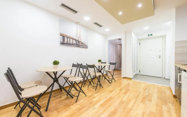 Central 3 bdrm apt for 12, Fresh Renovated!