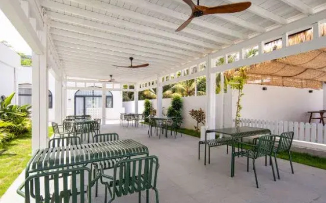 Wanning Moye Homestay (Riyuewan Surfing Store)