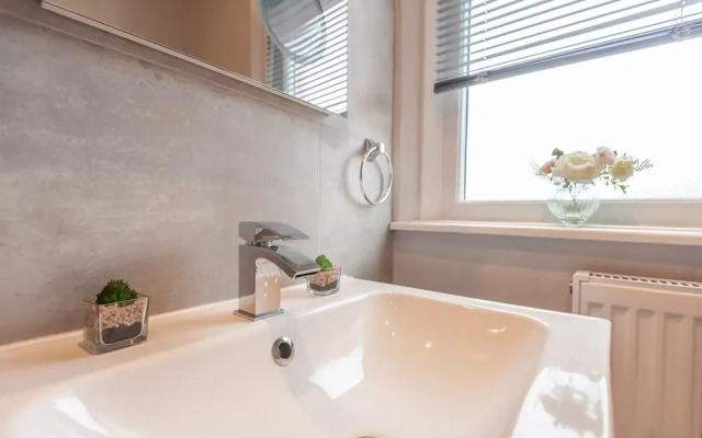 Leeds 4-bed House - Sleeps 9, Free Parking & Wifi