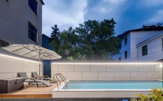 Chuanye Mountain Stream Tracing · Starry Sky Pool Vacation Apartment
