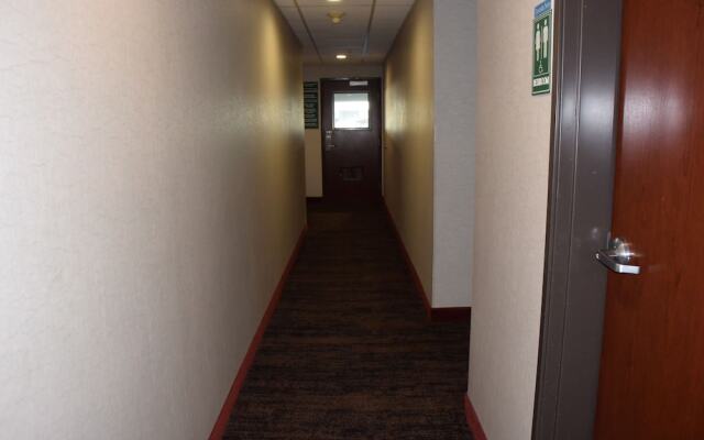 Newberg Travelodge Suites