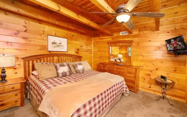 Black Bear Hideaway 5 Br cabin by RedAwning