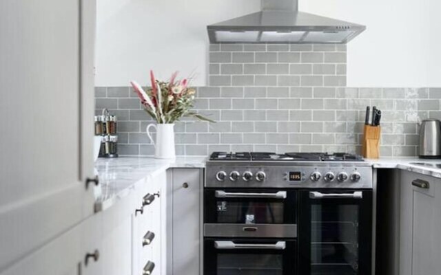 Lovely 7-bed House in Bournemouth