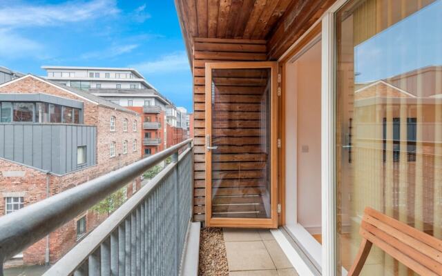 Modern Apartment in City Centre With Balcony