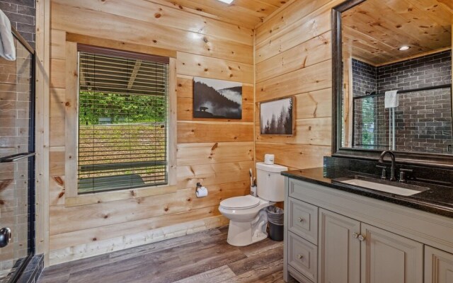 Grizzlies Den 4 Bedroom Cabin by RedAwning