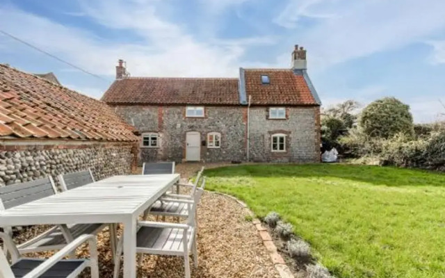 Host Stay White End