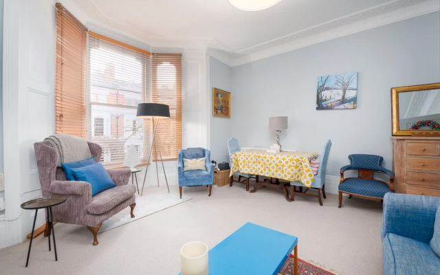 Charming Flat in Leafy West London by Underthedoormat