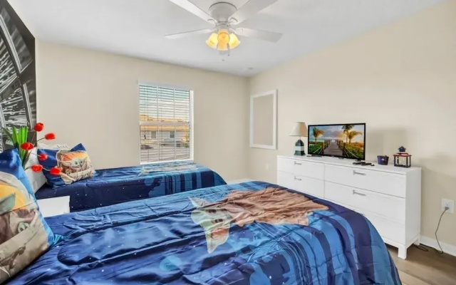 4891clock 4 Bedroom Townhouse