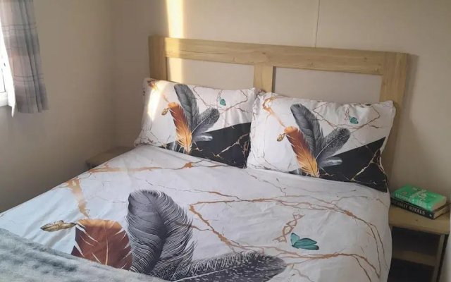 3 Bed-sleeps 6-pets-parking-5 Min to Beach