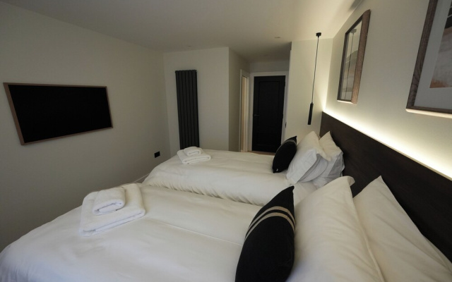 1st Floor Luxury 2-bed Apt, Sleeps 6