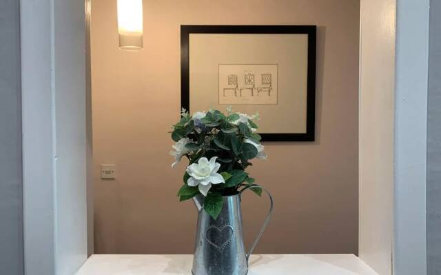 JOIVY Adorable 1 Bed Flat Near West End