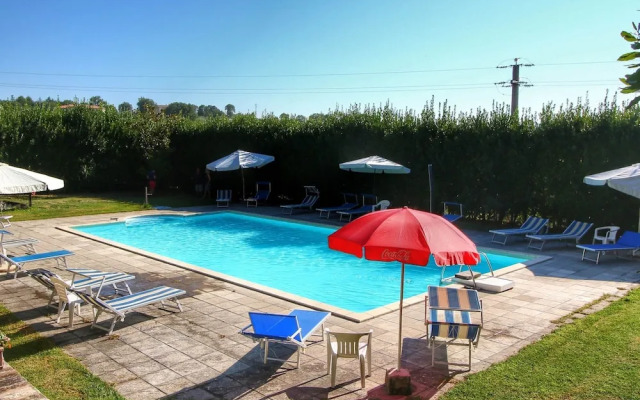Splendid Farmhouse in Gualdo Cattaneo with Hot Tub