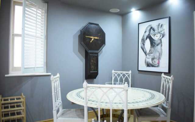 Beautiful Kensington 2 Bedroom Luxury Apartment