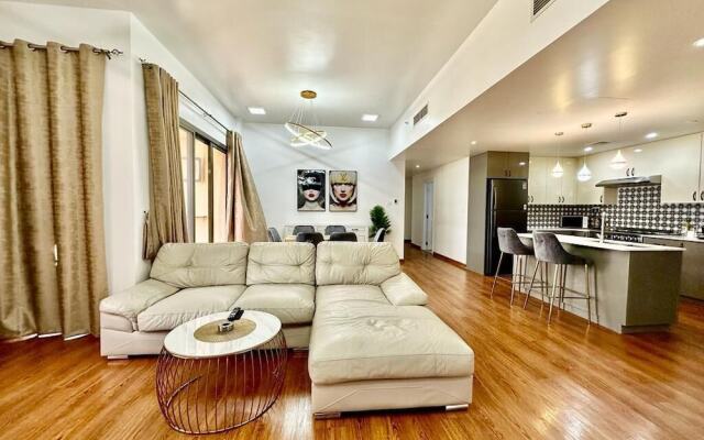 3BR Luxury Apartment Sea View