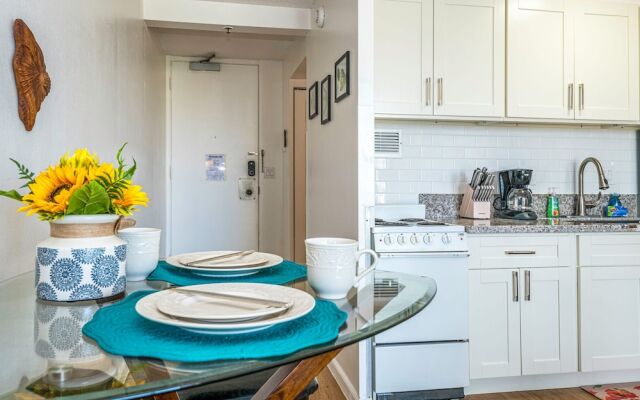 Marine Surf Waikiki w/ Beach Gear & Parking!