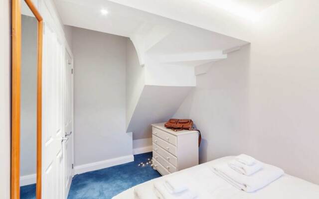 Modern 2 bed Flat, West Kensington, Sleeps 4