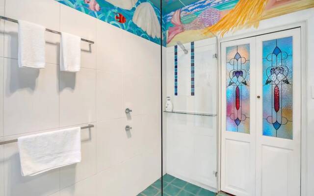 Harbourside Pad With Waterfront Views
