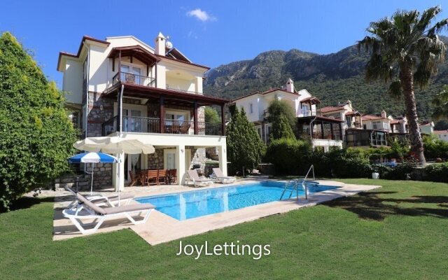 Villa FT01 by JoyLettings