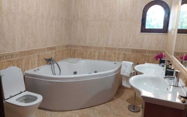Stunning 8-bed Villa in Estoi