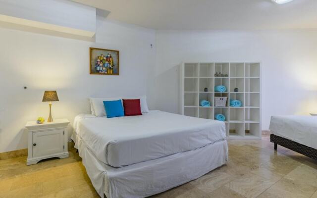 4BR 3BA w Pool Sleeps 10 200m From Eagle Beach