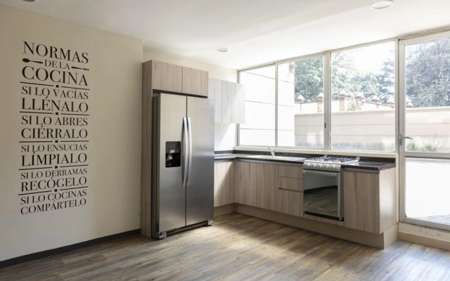Spacious Apartment Near Hospitals Universities Malls and Park