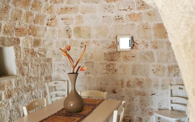 Antico trullo ristrutturato con piscina e giardino