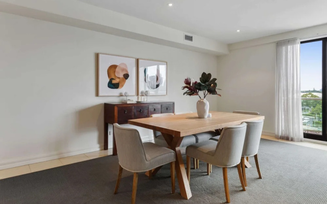 Spacious 3-bed Apartment by the MCG – Guest Rooms – Melbourne