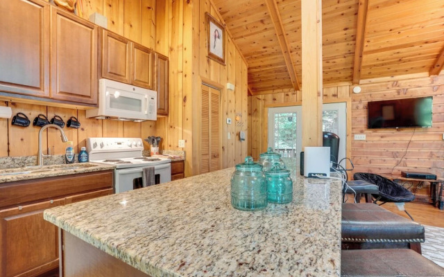 Private Hot Tub & Game Room: Cleveland Getaway