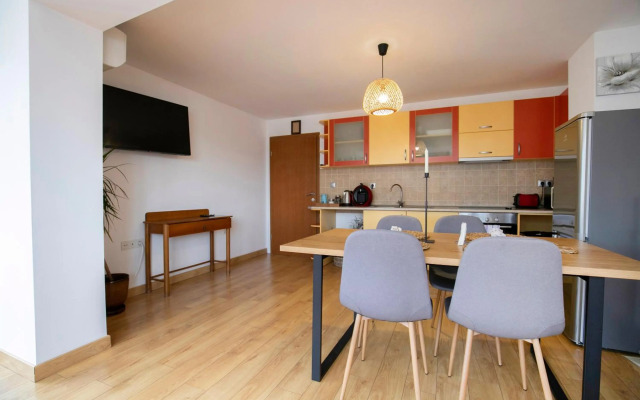 Cozy Apartment with Mountain View & Parking