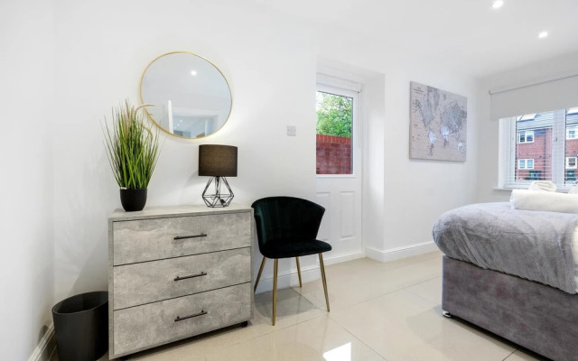 Luxury 5 bedroom Serviced Hse Leavesden