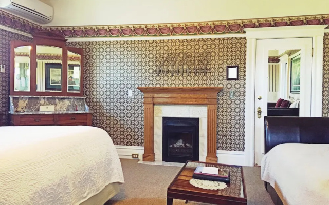 Churchill Manor B&B