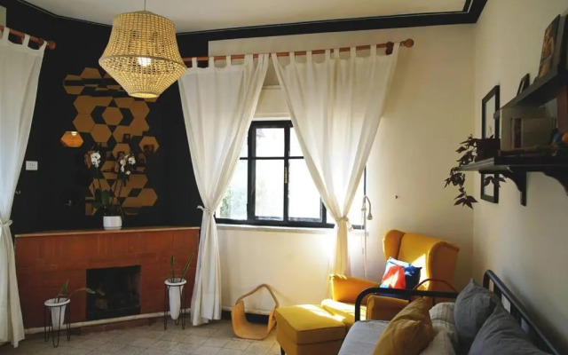 Inspiring 3Bed Unit with Sunny Balcony & Fireplace