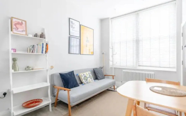 Chic 1BD Flat W/patio - 2 Mins From Baron's Court!