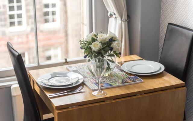 F&O Apartments - 1 bedroom Royal Mile apt Stunning castle view Sleeps 2