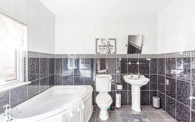 Spacious 4 Bed Apartment Near Tooting Gardens