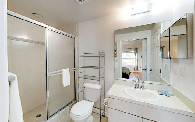 Beach-Themed #F32 - 2 Br Condo