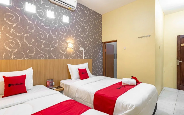 RedDoorz near Dino Park